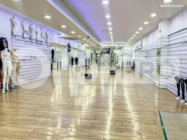 Local commercial 607 m²