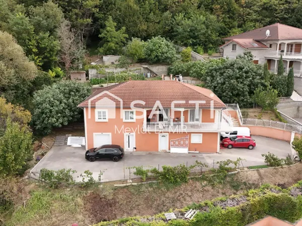 Maison, et terrain de 1 350 m² à Bourgoin-Jallieu