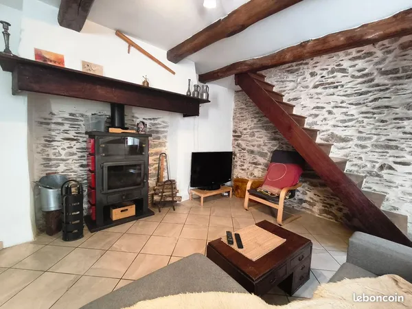 Maison en pierres avec 4 500 m² de terrain et dépendances