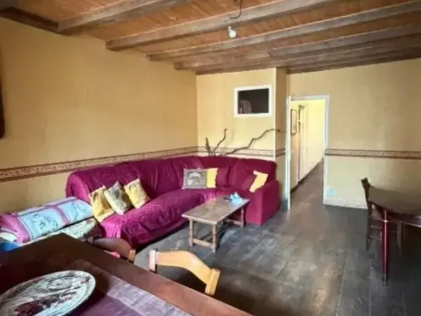 La Rochefoucauld. Immeuble avec magasin et appartement