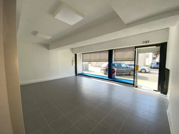 SAINT ETIENNE DU BOIS ! Local commercial de 48 M2 ! Prix : 92 000 €