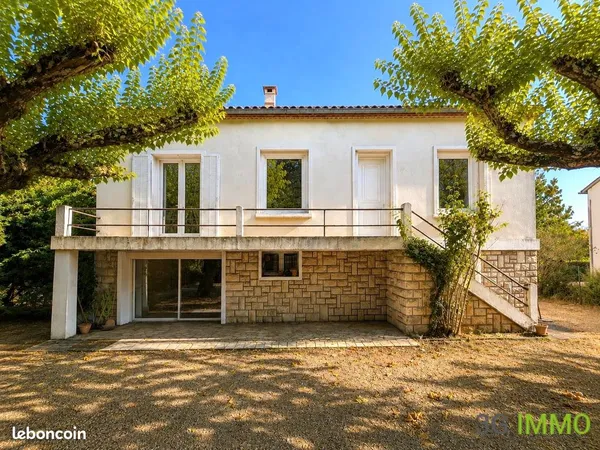 Maison sur sous-sol avec grand terrain à rénover