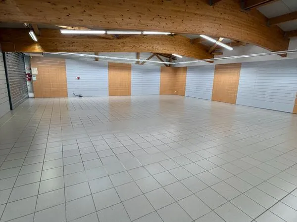 Local commercial 500 m² YSSINGEAUX