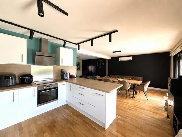 Maison de 109m², 4 chambres, garage et jardin.