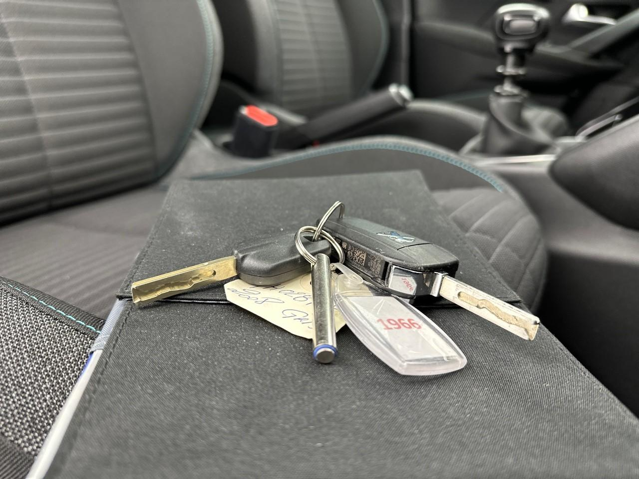 Peugeot 2008 puretech 130 s&s bvm6 style — photo 32