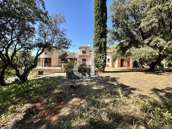 Villa de caractère en position dominante, au coeur des Garrigue