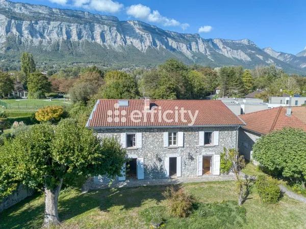 Maison 7 pièces 230 m²