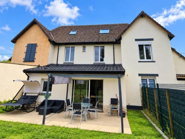 Maison mitoyenne sans aucun travaux avec 2 stationnements privés, un jardin, dans un quartier calme