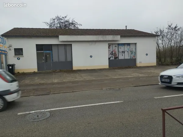 Local commercial fenouillet centre