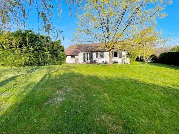 Azay sur Cher. Maison sur un très beau terrain clos et arboré de 2350m² env. avec un garage de plus 