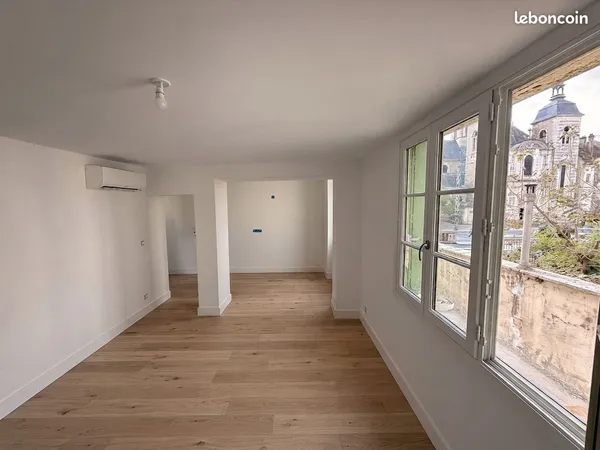 Place de l'Hôtel de Ville / T2 meublé 42 m² entièrement rénové, climatisé et avec vue église Saint-P