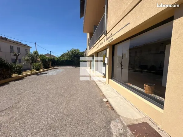 Local commercial 77 m²