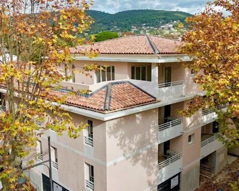 Dans résidence standing, au coeur de Draguignan, magnifique T3 de 64m2 avec superbes terrasses de 43