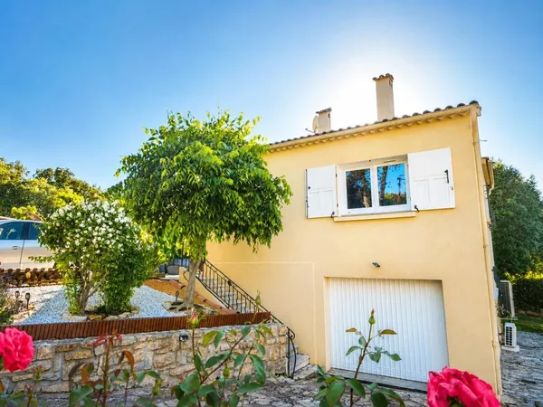 Villa PLAIN PIED de 3 pièces, rénovée avec soin avec garage sur grand terrain