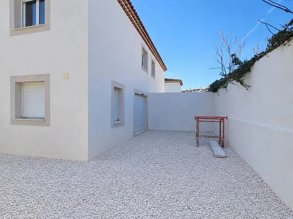 Villa mitoyenne avec jardin