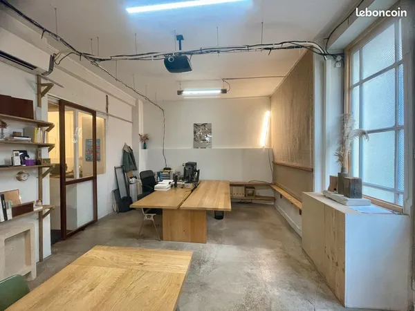 Poste à louer / bureau /open space