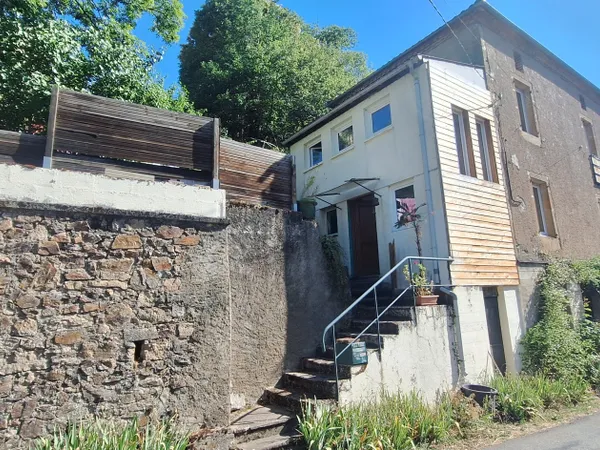 Maison de caractère de type 2-3 avec cour et petit jardin