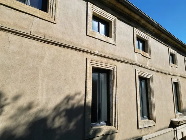 Remoulins - Au coeur du village, plateau à rénover avec place de parking