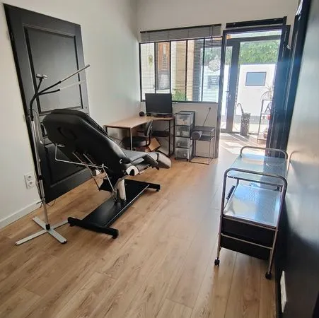 Local commercial / Pièce indépendante / Bureau / Salon de tatouage