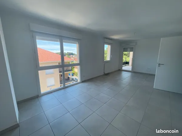 Appartement T3 dernier étage avec terrasse et vue dégagée