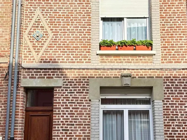 EXCLUSIVITÉ À AMIENS - 3 CHAMBRES, BUREAU, COUR ET GARAGE POSSIBLE !