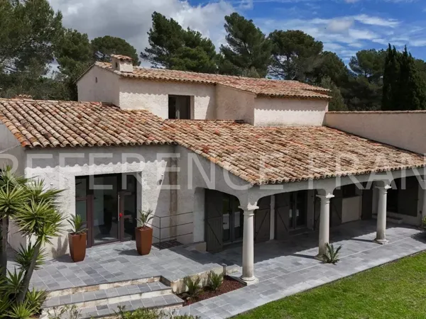 SUPERBE ET GRANDE VILLA RENOVEE DANS DOMAINE PRESTIGIEUX