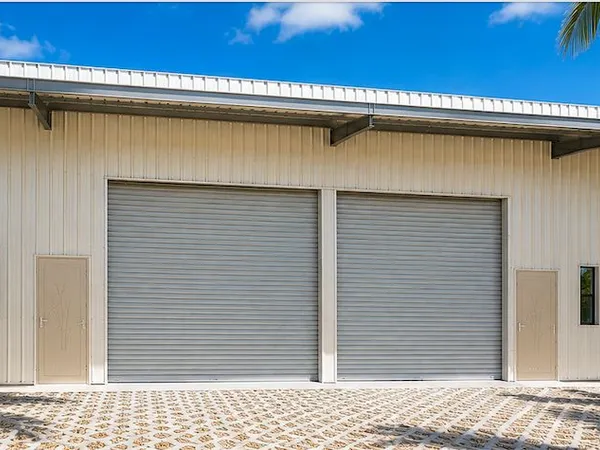 LOCAL PROFESSIONNEL / ATELIER 168 m² - ZONE DES SABLES - L'ÉTANG-SALÉ
