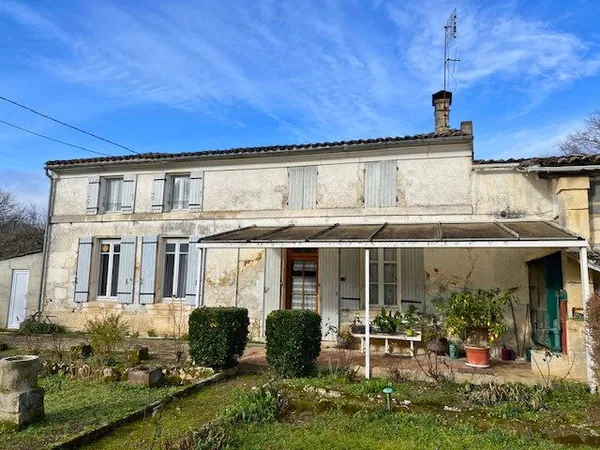 Authentique MAISON CHARENTAISE construite en moellons et crépis