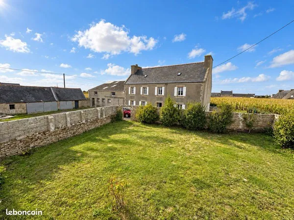 À LOUER - MAISON RÉNOVÉE DE 123 m² AVEC JARDIN, 2 GARAGES - À 800 M DE LA MER - KERLOUAN
