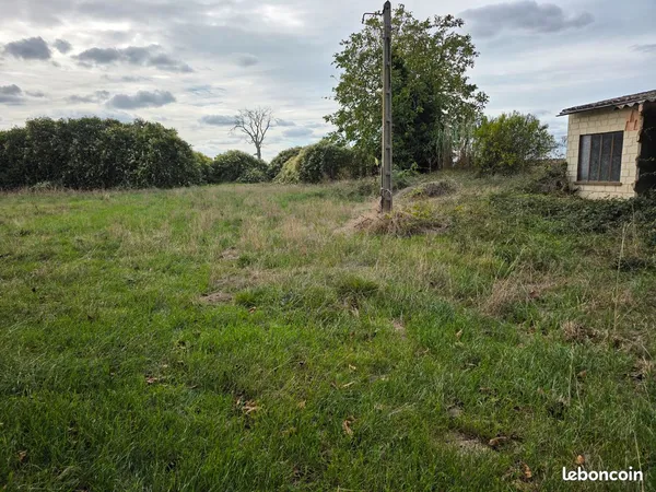 Terrain constructible non viabilisé 680 m²