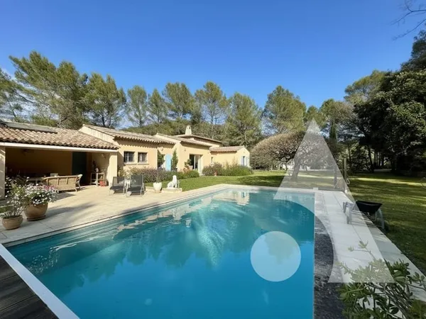 Maison de 210 m² habitables sur un magnifique terrain de 12 207 m²