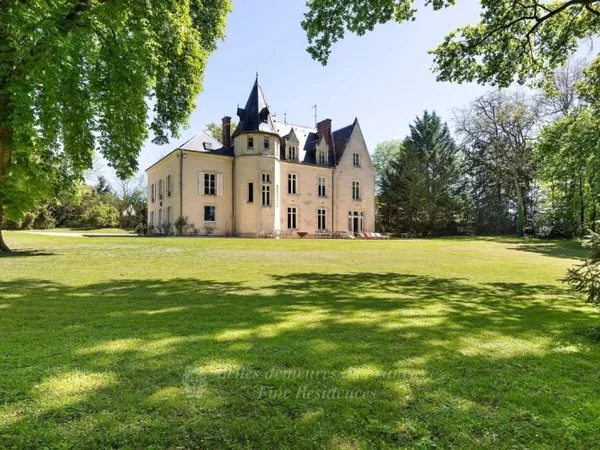 Berry, au sein d'un hameau, confortable manoir XIXè et ses dépendances, nichés au coeur d'un écrin d