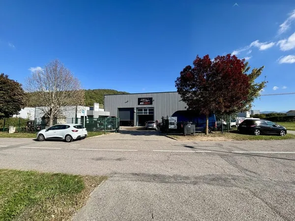 À vendre Local d'activité avec bureaux de 433 m² à Saint-Bla