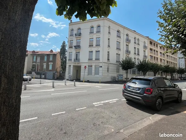 Location appartement avec cuisine équipée : frigo, hotte, plaque prise internet