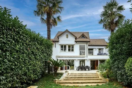 Maison 8 pièces 280 m²