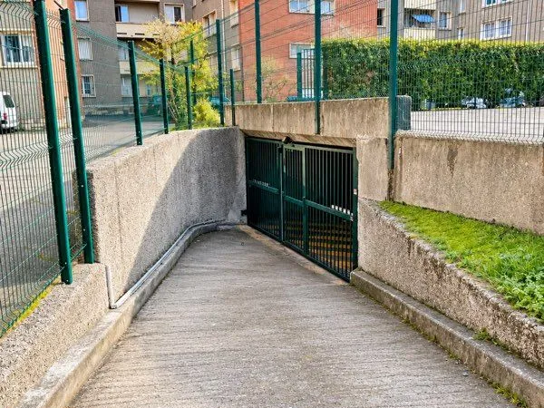Garage / Box fermé 13 m² - Côte Pavée - Résidence sécurisée