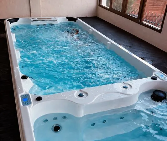 Maison familiale jardin, bassin de nage & jacuzzi