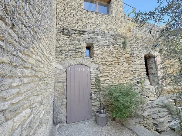Une maison de village avec terrasses