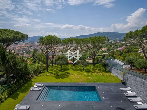 Villa 6 pièces 315 m²