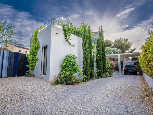 Loué appartement meublé,climatisé de 56m2 au 1er étage d'une villa contemporaine dans résidence sécu