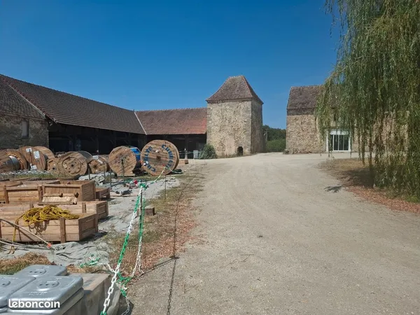 Hangar entrepôt 550 m2 sur 1000 m2 terrain pour stockage vehicules camion, materiel materiaux , gard