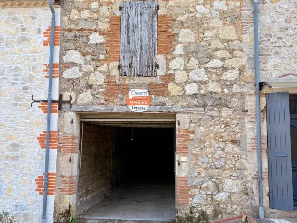 Bâtiment à usage de remise avec jardin, proche des commodités