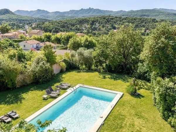 Maison 6 pièces 246 m²