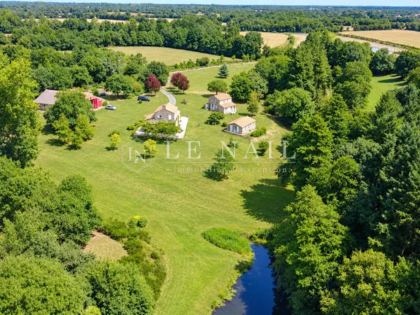 Vends propriété - 247 m² - 9 pièces, 7 chambres - Le Girouard 85150