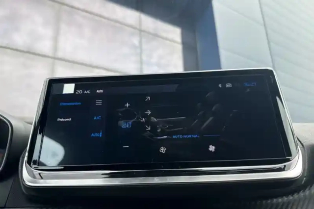 Peugeot 2008 electrique 54 kwh 156 ch — photo 18