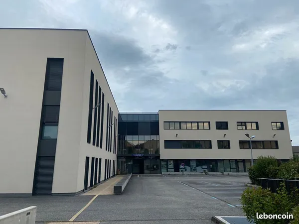 Local 38 m² YSSINGEAUX