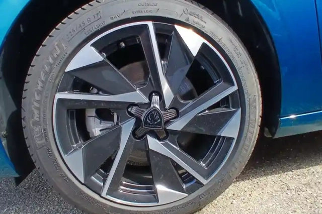 Peugeot 308 hybrid 136 e-dcs6 — photo 13