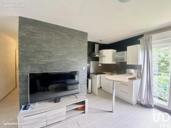 A louer 740 CC appartement 33m2 lumineux, balcon, parking proche gare et centre commercial