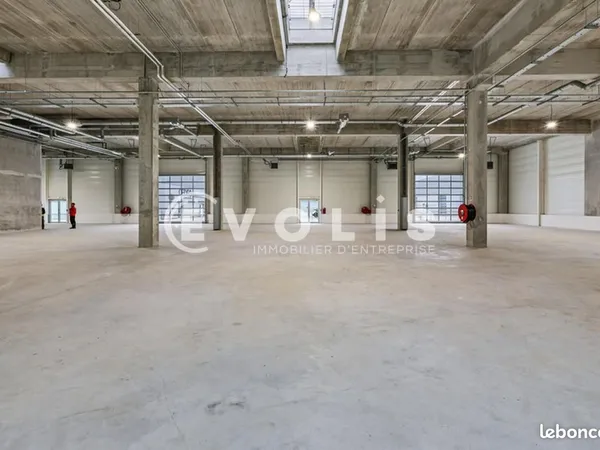 Local industriel 1 402 m²