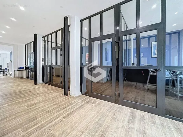 Bureau 137 m²